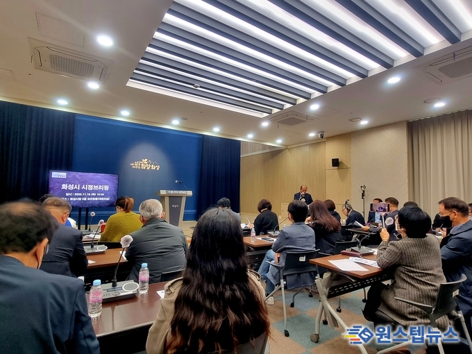 박병화 퇴거 추진을 듣기위해 언론사들이 질의 하고 있다 