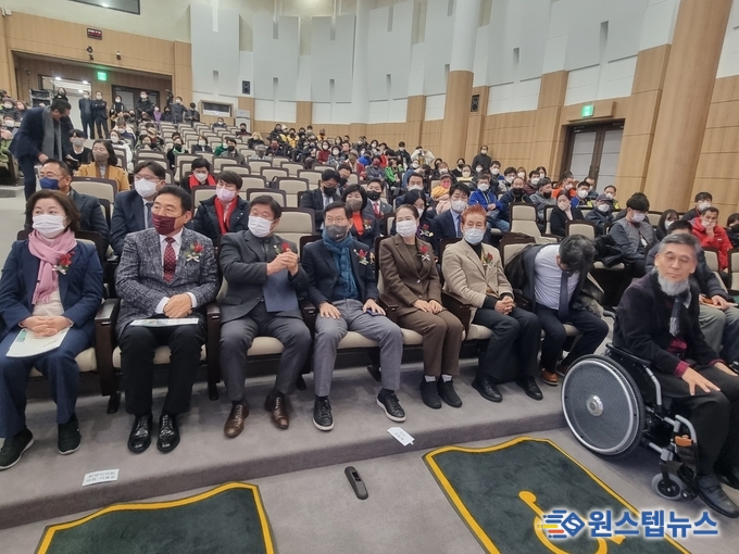 더 아름다운 세상 창립2주년 가념식 & 모델 아카데미 발표회 를 화성시를 사랑하는 언론엽합회 주관으로 열리다.