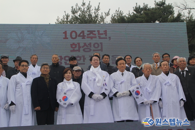 화성시 제 104회 3.1절 기념식 축하공연 아리랑과 독립군가 아름다운나라를 열창하였다 