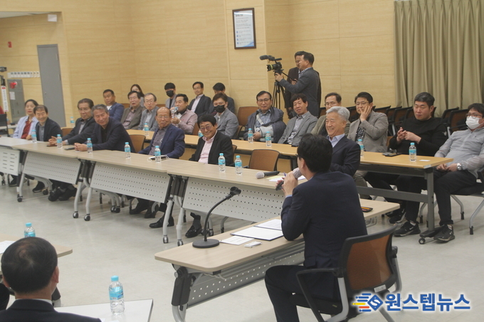 정명근 화성시장이 20일 팔탄면행정복지센터에서 찾아가는 현장 행정 일환으로 기업인과의‘온(溫)마음 토크’를 진행했다. 