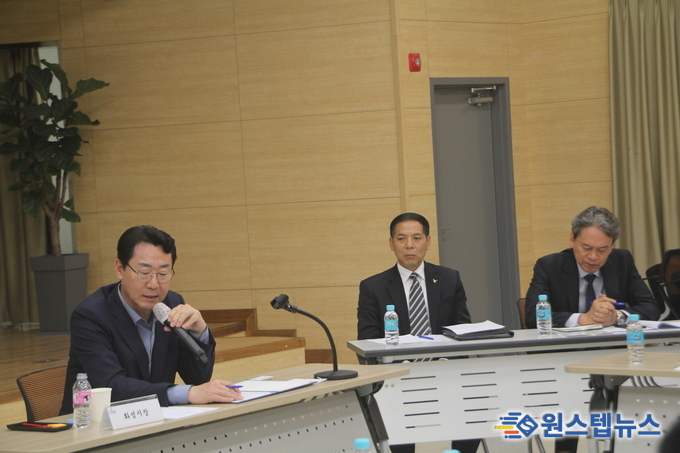 정명근 화성시장이 20일 팔탄면행정복지센터에서 찾아가는 현장 행정 일환으로 기업인과의‘온(溫)마음 토크’를 진행했다. 