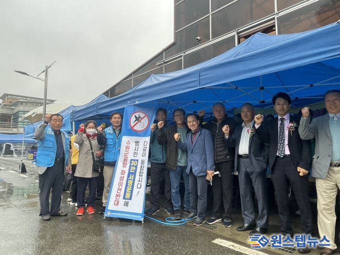 -수원전투비행장 화성이전반대 범시민대책위원회- 마도면 효 경로잔치 행사에서 군 공항 화성시 이전 반대 서명운동 전개