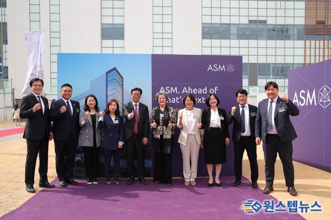 화성시의회는 24일, 세계 10위 반도체 장비 제조회사 ASM의 영천동 한국지사 사옥에서 열린 ASM 제2공장 신축 및 투자유치 협약 체결식에 참석했다.