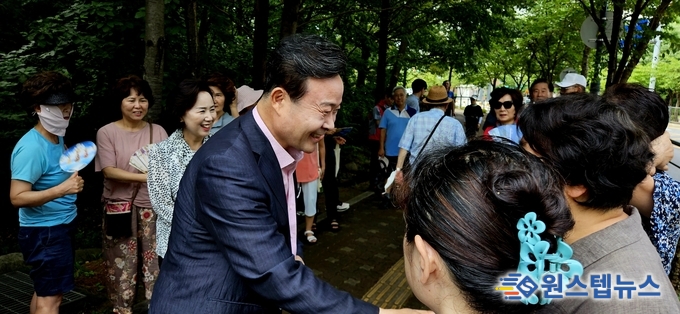 의왕시는 황톳길 맨발 걷기 운동 열풍에 발맞춰, '포일숲속공원 황톳길' 개통식을 개최했다. <br>
