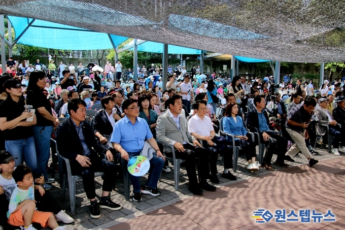 화성시 봉담읍주민자치회는 9일 봉담호수공원 일원에서 열린 '제10회 삼봉삼담축제'를 성료했다. <br>
