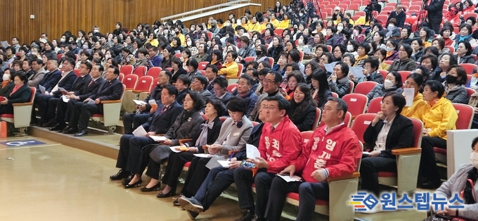 최병일 안양시의회 의장은 14일 시청 대강당에서 열린 '2023년 안양시 여성단체 화합 한마당'에 참석해 여성단체의 노고의 감사를 표했다.