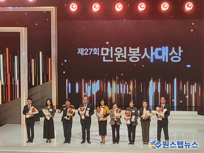박정수 팀장은 지방세무직 신설 이후 경기도 지방세무직 공채1기로 임용된 이후 28년째 세무담당부서에서 근무하며 납세자 중심의 세정운영을 해오는 것은 물론, 지방세 전문가로 안양시 자주재원 확보를 위해 노력을 경주해 왔다.