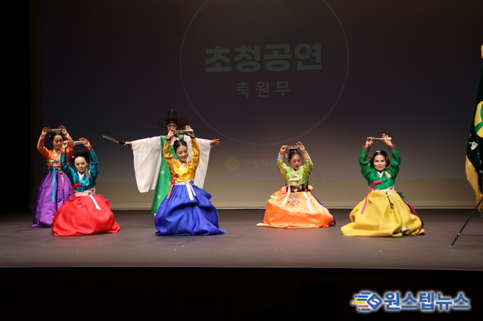 김보라 안성시장, '2023년 안성시 새마을지도자 대회' 유공 지도자 격려