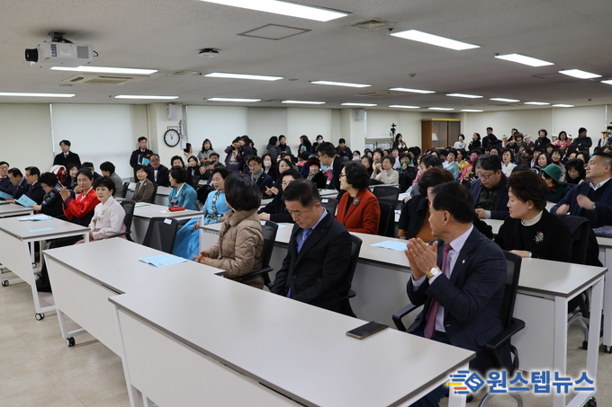 안양시여성단체협의회는 17일 안양시청 4층 회의실에서 ‘2024년 정기총회 및 신년인사회’를 개최했다.