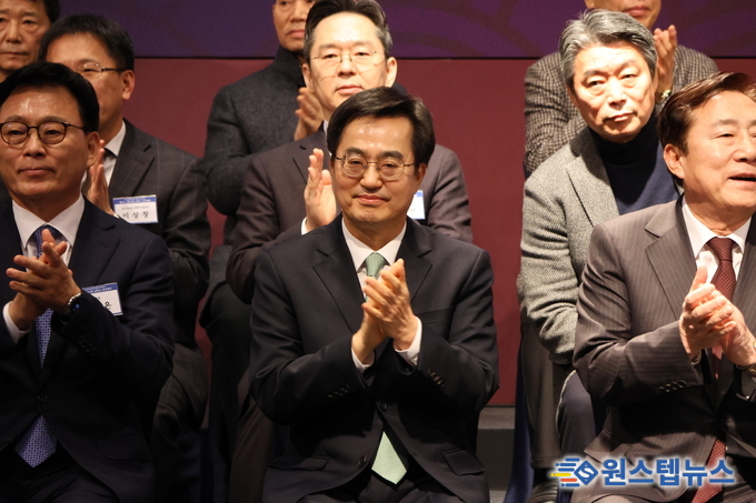 김동연 경기도지사가 30일 수원 라마다프라자 3층 그랜드불룸에서 열린 '2024 경기지역 중소기업인 신년인사회'에 참석해 갑진년(甲辰年) 중소기업의 힘찬 출발을 함께 했다.<br>
