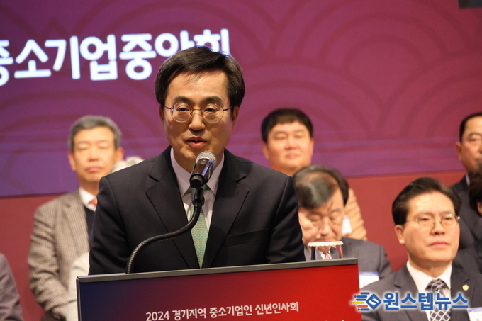 김동연 경기도지사가 30일 수원 라마다프라자 3층 그랜드불룸에서 열린 '2024 경기지역 중소기업인 신년인사회'에 참석해 갑진년(甲辰年) 중소기업의 힘찬 출발을 함께 했다.<br>
