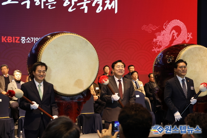 김동연 경기도지사가 30일 수원 라마다프라자 3층 그랜드불룸에서 열린 '2024 경기지역 중소기업인 신년인사회'에 참석해 갑진년(甲辰年) 중소기업의 힘찬 출발을 함께 했다.<br>
