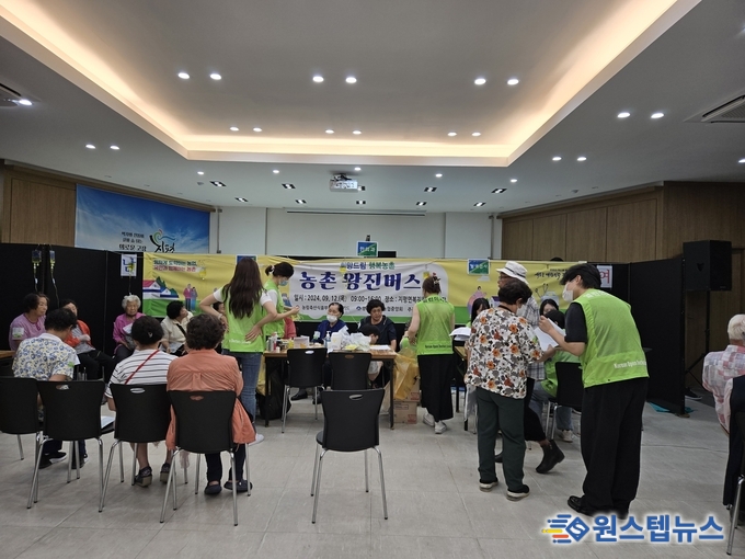 농협중앙회 경기본부(본부장 박옥래)는 12일, 양평 지평농협(이종수 조합장)에서 <br>
「농촌 왕진버스」 및 쌀 소비 촉진 캠페인을 실시하였다.