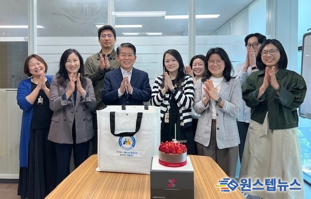 ○ 경상원, 육아 친화적 조직 문화 조성을 위해 25년 출산 예정인 직원 찾아 출산 선물 증정<br>
○ 24년부터 다양한 육아 복지제도 시행에 따른 ‘경기가족친화 일하기 좋은 기업’ 인증 획득