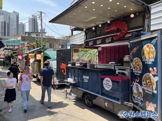○ 전통시장·상점가·골목상권의 연대…고양시 일산전통시장-일산서문상점가-일산역상인회 지역축제 개최<br>
○ 경기도 연대상권 육성사업 일환…지역주민 1,000여 명 참여
