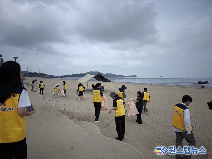 경상원, 안산 방아머리 해변서 해양환경 정화활동…깨끗한 경기 바다 만들기 앞장