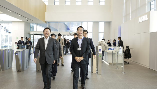 화성특례시 정명근시장 ASML로부터 감사패 전달받아...반도체 혁신도시 위상 더욱 강화