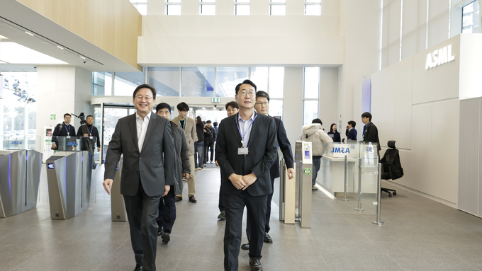화성특례시 정명근시장 ASML로부터 감사패 전달받아...반도체 혁신도시 위상 더욱 강화