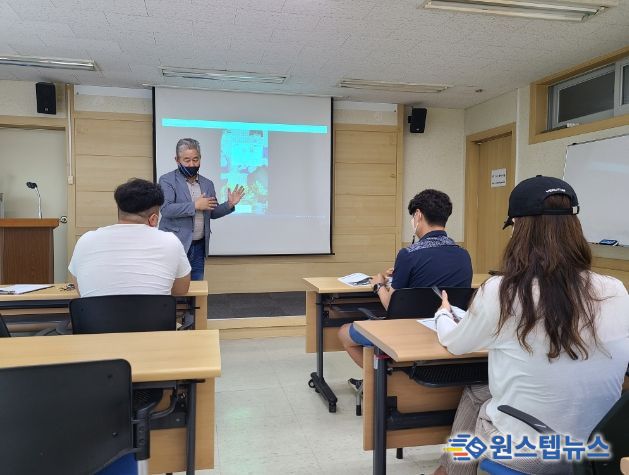 30일 수원시농업기술센터에서 열린 ‘청년 농업인 라이브커머스 교육’