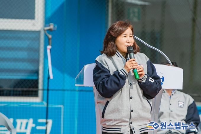 김경희 의장이 인사말을 전하고 있다.
