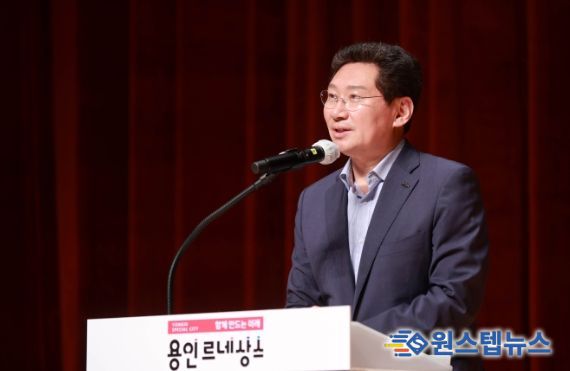 이상일 용인특례시장이 1일 어린이급식관리지원센터 개소 10주년 기념 행사에서 인사말을 하고 있다.