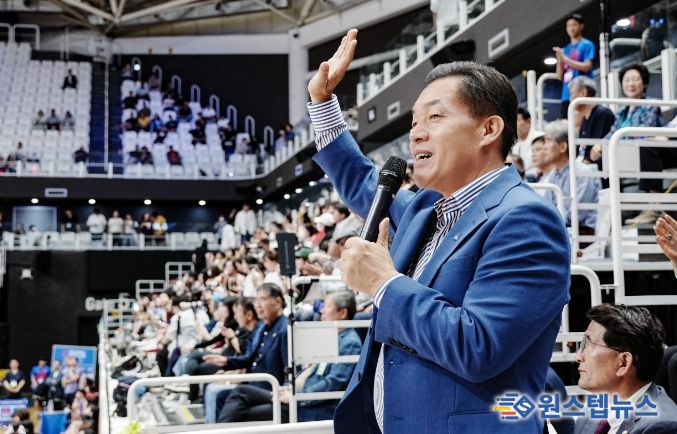 이재준 수원시장이 관객들에게 인사하고 있다.