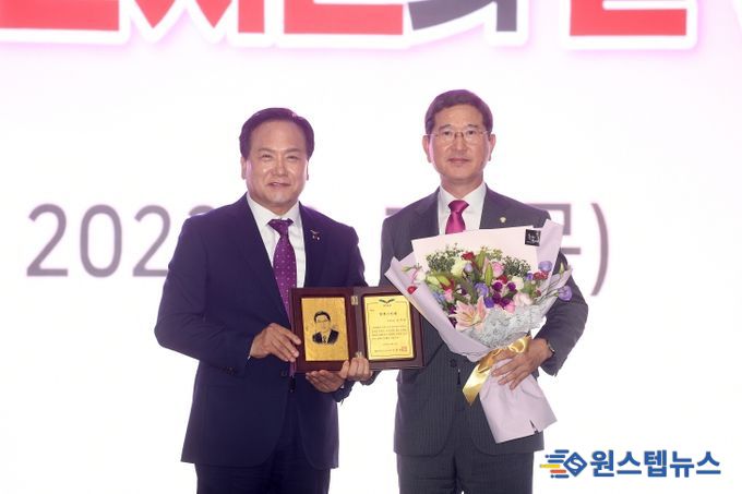 제35회오산시민의날기념행사 명예시민증 수여(좌 이권재 시장, 우 김학용 의원)