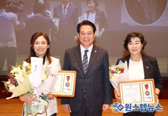 최대호 안양시장(가운데)이 이정임 안양시여성단체협의회 이사(오른쪽 첫 번째)와 이규숙 (사)안양과천군포의왕YWCA 사무총장(왼쪽 첫 번째) 등 양성평등 유공자와 기념촬영을 했다.