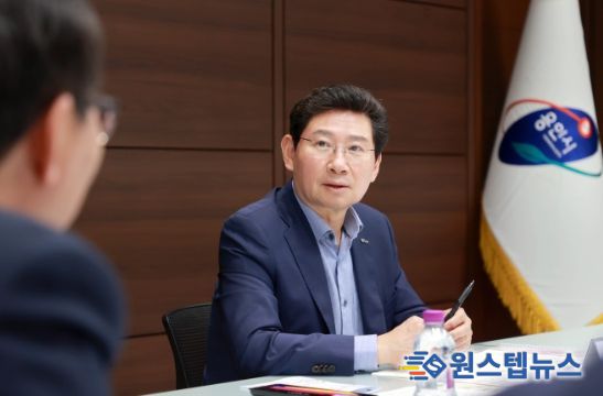 이상일 용인특례시장이 3일 시장 접견실에서 열린 ‘용인 첨단 시스템반도체 클러스터 국가산업단지’ 조성지원 추진단 제3차 전략회의를 주재하고 있다.