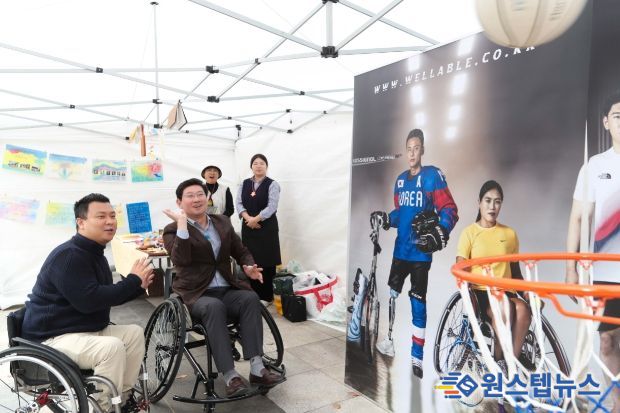 이상일 용인특례시장이 지난 4일 열린 '제7회 사회적경제 한마당'에서 휠체어 농구를 체험하고 있다.