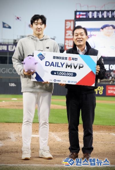 이재준 수원특례시장이 데일리 MVP로 선정된 김민혁 선수와 기념사진을 촬영하고 있다.