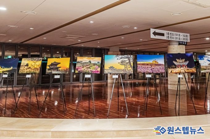 수원도시공사가 운영하는 수원시연화장은 6일부터 올해 말까지 장례식장 1층 로비라운지에서 ‘기억의 축성’이란 주제의 수원화성 사진전을 개최한다. 사진은 전시장 전경.(사진=수원도시공사 제공)