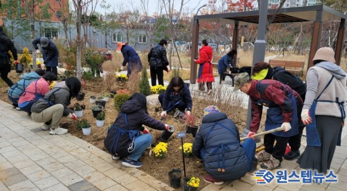 ‘제2회 수원 가드닝의 날-사이좋게 꽃’ 참가자들이 손바닥정원을 조성하고 있다.