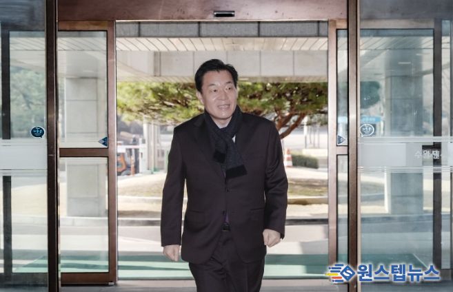 이재준 시장이 4일 오전 9시 40분께 시청 본관으로 출근하고 있다.