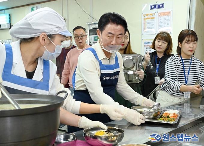 김동근 시장이 4월 18일 장애인종합복지관에서 떡만둣굿을 배식하고 있다.