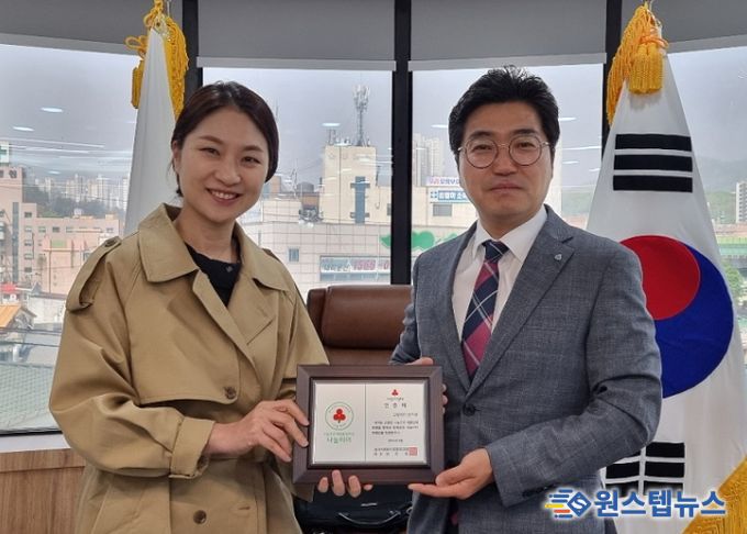 우측 화도새마을금고 신기문 이사장, 좌측 동부희망케어센터 신영미 센터장