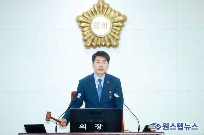제233회 화성시의회 임시회에서 의사봉 타봉중인 배정수의장