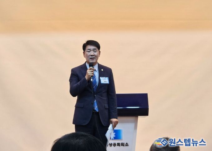 제188차 화성경제인포럼에서 축사하는 화성시의회 배정수의장