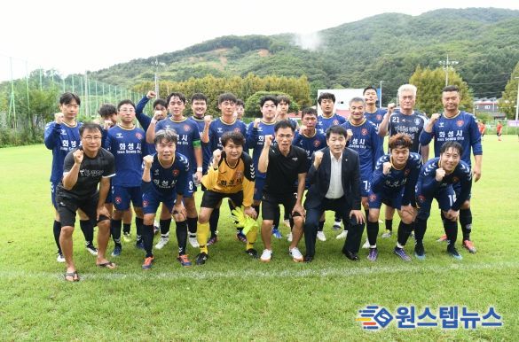 화성시 선수단과 배정수 화성시의회 의장 모습