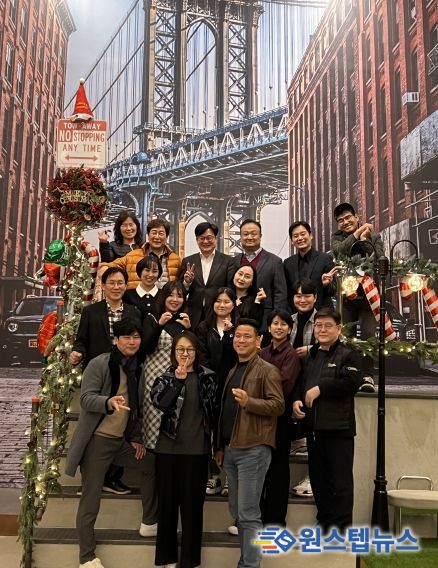 김포시장을 비롯한 김포시 관계자와 김포상공회의소 및 참가 기업인 단체 사진