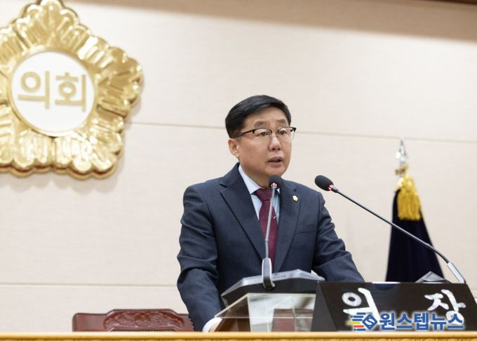 윤창철 의장이 제376회 임시회 제1차 본회의에서 ‘양주시 경제자유구역 지정 촉구 건의안’을 채택하고 있다.