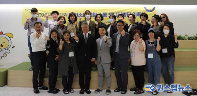 화성특례시가 23일 관내 우수 점검 업소에서 2025년 동부권 안전소비생활 모니터링단 위촉식을 열고 기념촬영을 하고 있다.