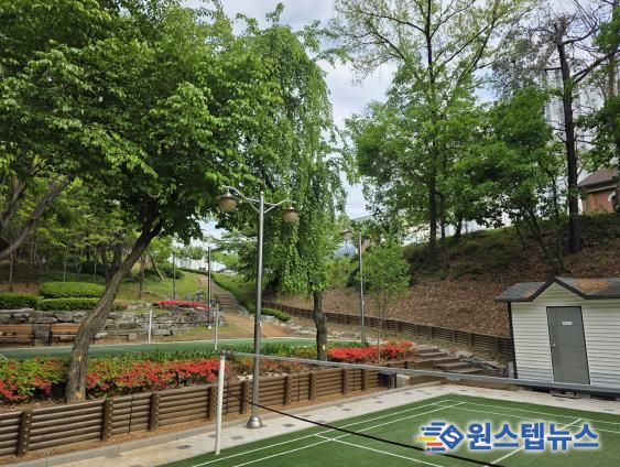 낡은 통나무 울타리가 교체된 갈천근린공원