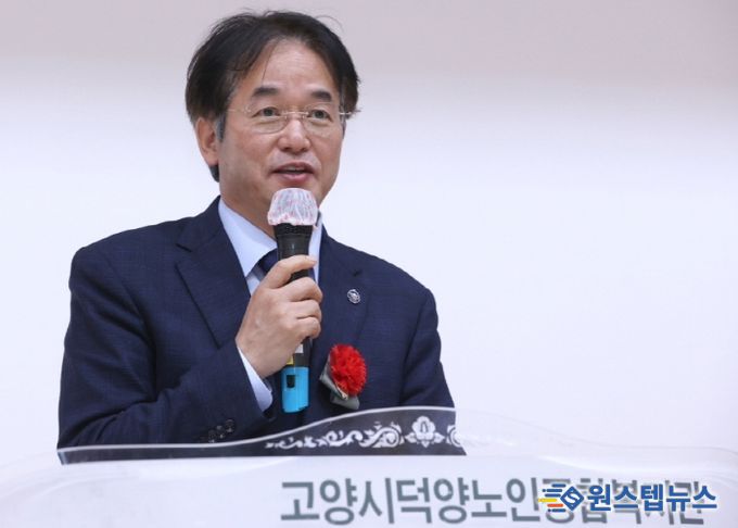 ‘제53회 어버이날 기념식 및 기로연 행사’에서 축사 중인 이동환 고양특례시장