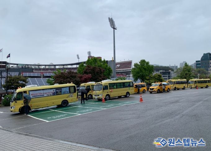 수원시가 2025년 상반기 어린이통학버스 합동점검’을 하고 있다.