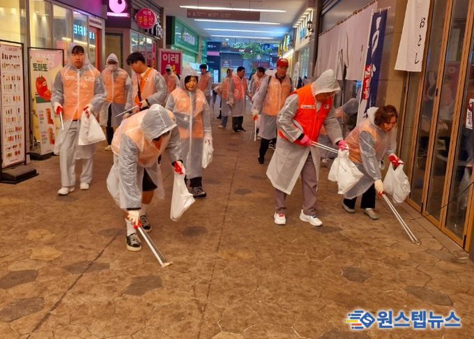 궂은 날씨에도 미사역 거리 정화 ‘미라클 줍모닝’을 위해 모인 봉사자들