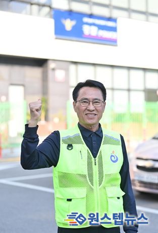 보이스피싱 피해를 막아낸 권오경 치안지킴이가 감일 치안초소 앞에서 밝은 표정으로 포즈를 취하고 있다. 침착한 대응과 끈질긴 설득으로 한 시민의 소중한 재산과 가족의 평온을 지켜낸 주인공이다.