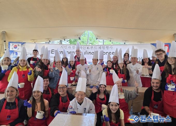 한국음식행사 참가자들이 함께하고 있다.