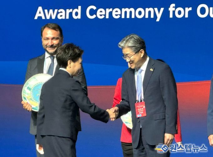 정순욱 광명시 부시장이 27일 오전 중국 산둥호텔 골드홀에서 열린 ‘국제우호도시 포럼’에서 ‘우수 파트너 도시상’을 수상하고 있다.