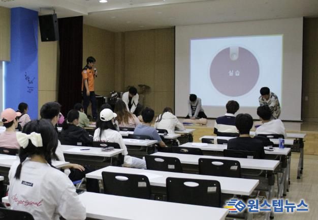 심폐소생술 교육이 진행되는 모습